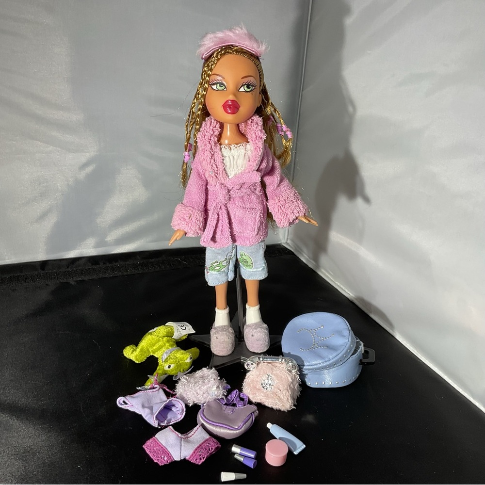 Vintage Bratz Slumber Party Yasmin With Clothes Accessories And Plush Toy